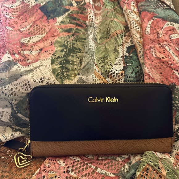 Calvin Klein Wallet with Black & Brown Leather. Two Tone Leather Color Blocking - Picture 3 of 16